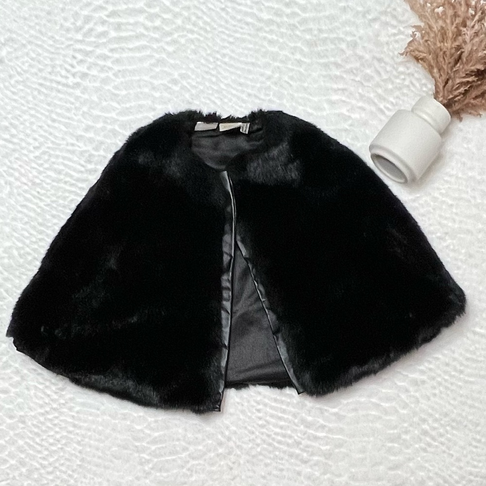 Kardashian Kids faux fur cape size 24M